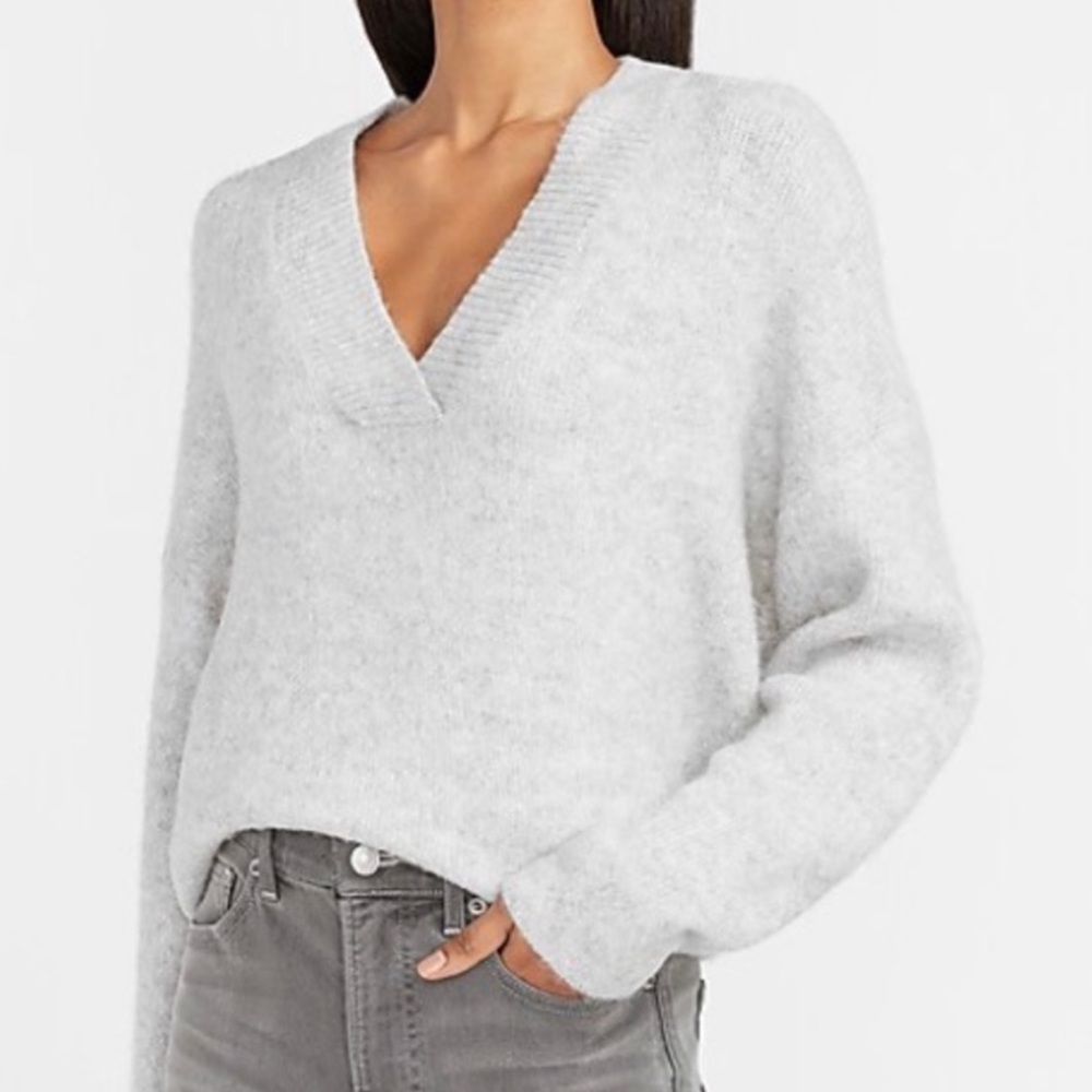 NWT Express Gray Metallic Slouchy V-Neck Tunic Sweater Size M